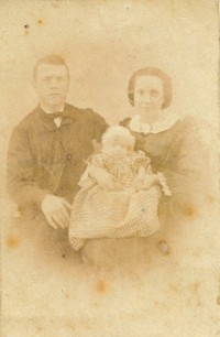 Hendrik Gerard Johan MG,1837-1894 met echtgenote Maria Johanna Hoogendijk en zoon Adriaan Jan Cornelis